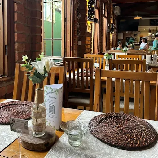Mesa de recepção com flores, louças e decoração natural