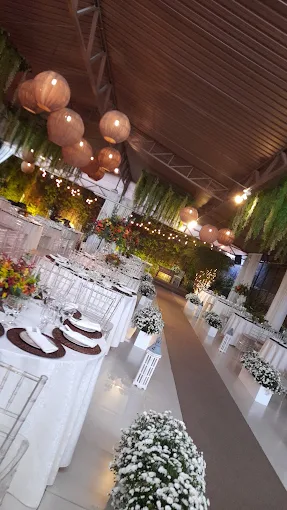 Salão preparado para receber convidados em um evento corporativo